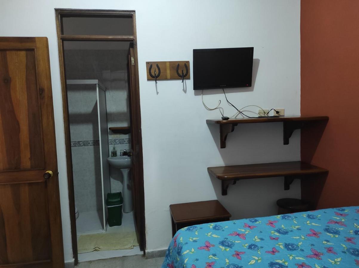 Hotel Barajas Jardin Bagian luar foto