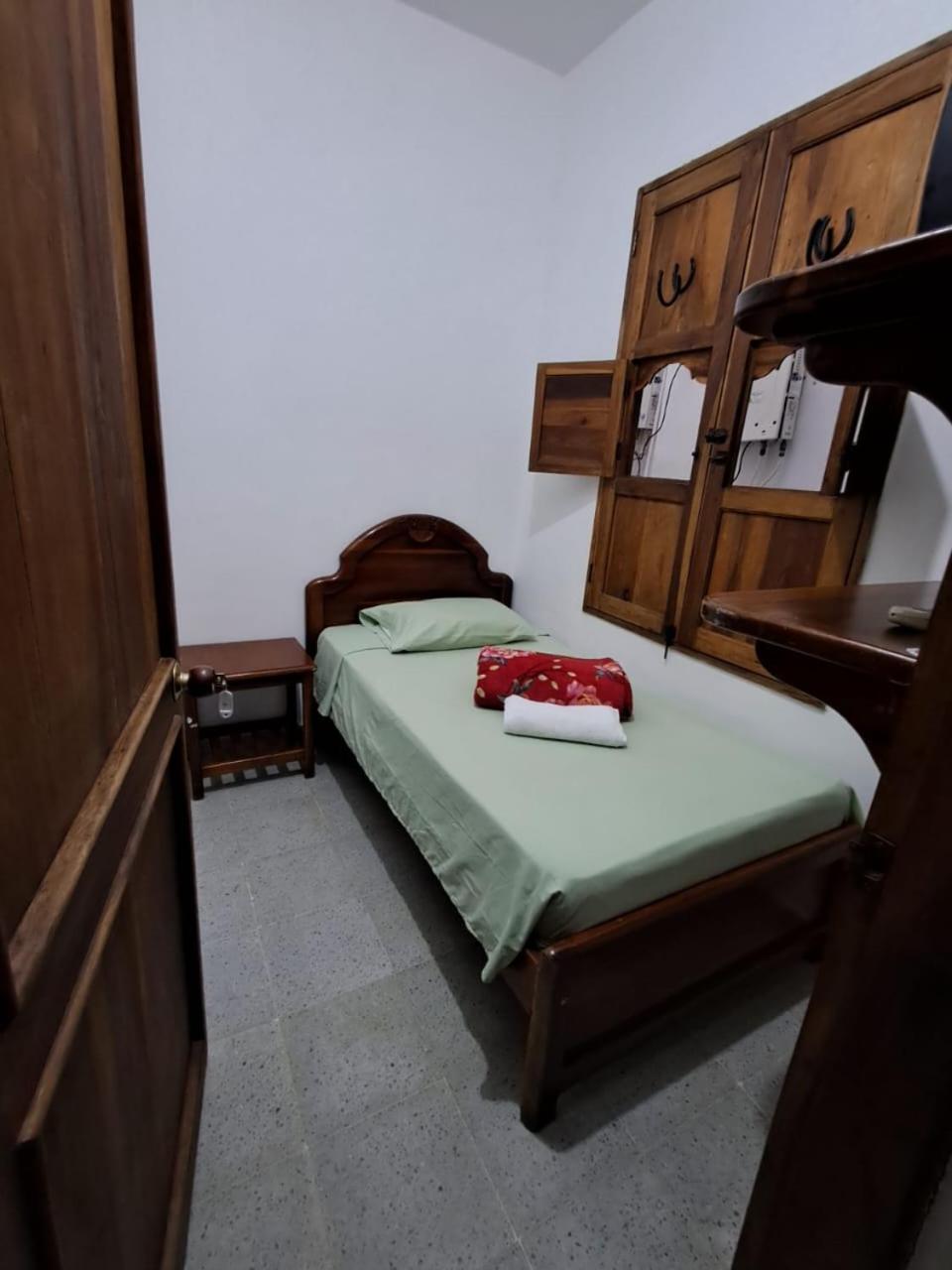 Hotel Barajas Jardin Bagian luar foto